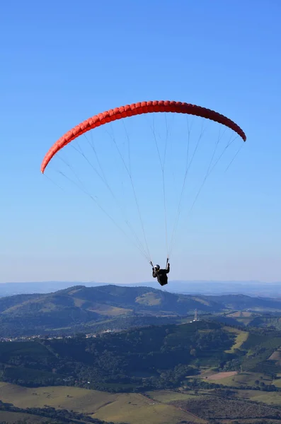 巴西米纳斯吉拉斯州山上的滑翔伞 — 图库照片