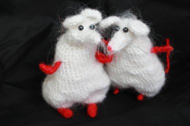 İki beyaz örgü fare oyuncağı 