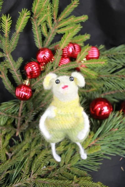Jedna Bílá Pletená Myš Hračka Jedlovými Větvemi Kuličkami — Stock fotografie