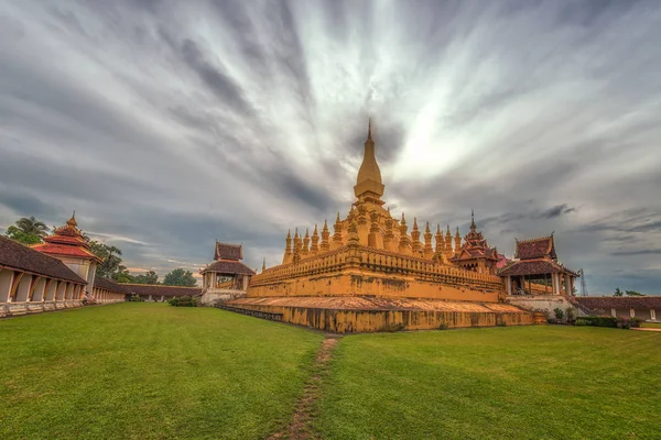 Laos reisedenkmal, goldene pagode wat phra that luang in vientiane, buddhistischer tempel, religiöse architektur und sehenswürdigkeiten, berühmtes touristenziel in asien. — Stockfoto