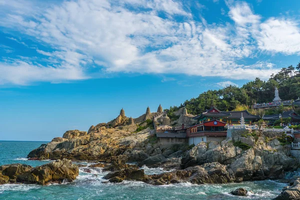 Храм Хэдун Ёнгунгса и море Хэундэ в Пусане, Южная Корея . — стоковое фото