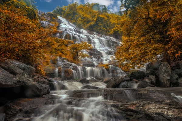 Водопад Мэй Я и опавшие листья и листья меняют цвет в Национальном парке Дои Интанон . — стоковое фото