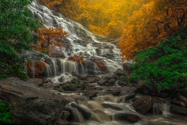Водопад Мэй Я в национальном парке Дои-Интанон . — стоковое фото