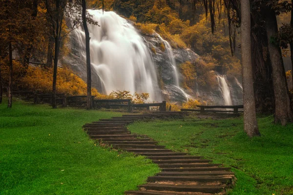Водопад Вачира Тан в национальном парке Дои-Интанон, провинция Чиангмай — стоковое фото