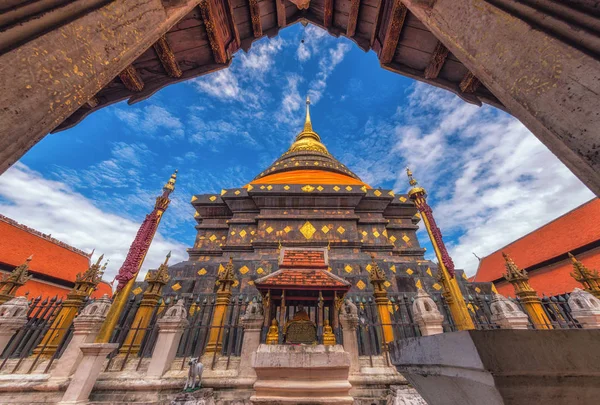 Wat Phra That Lampang Luang é um templo na província de Lampang, na Tailândia — Fotografia de Stock