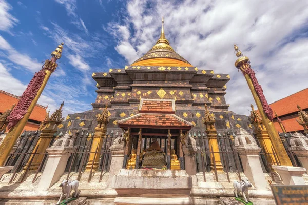 Wat Phra That Lampang Luang é um templo na província de Lampang, na Tailândia . — Fotografia de Stock