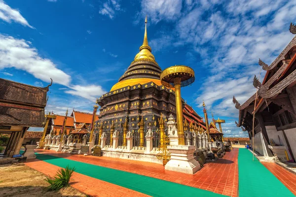 Wat Phra That Lampang Luang é um templo na província de Lampang, na Tailândia . — Fotografia de Stock