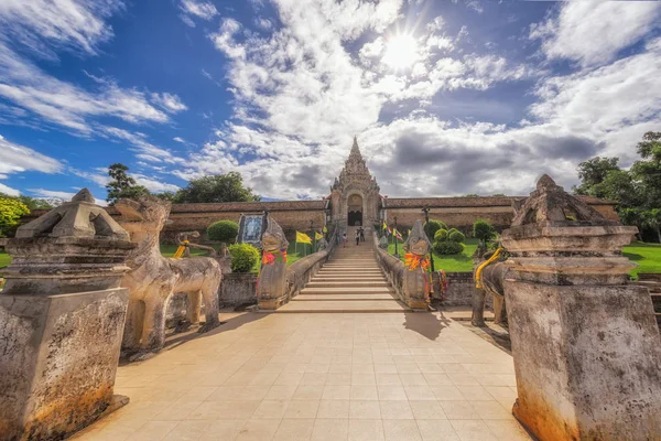 Wat Phra That Lampang Luang é um templo na província de Lampang, na Tailândia . — Fotografia de Stock