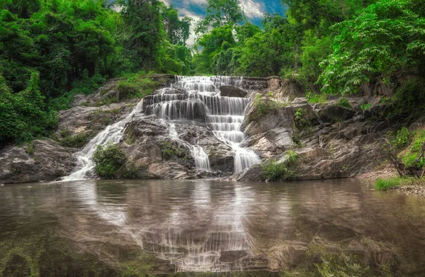 Mae Poh Cachoeira na província de Uttaradit — Fotografia de Stock