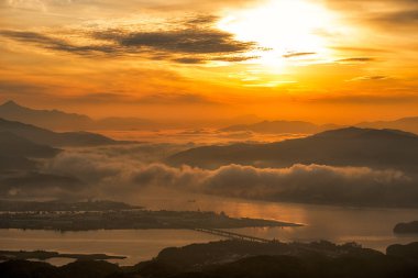 Sabah ışık ve Kore'de namyangju sis.