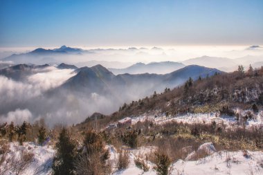 Deogyusan dağlar ve sis kışın, Güney Kore