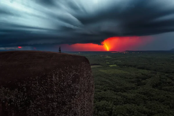 Fundo da força da natureza - relâmpago brilhante no céu tempestuoso escuro no rio Mekong da montanha baleia da rocha da árvore em Bungkan, Tailândia — Fotografia de Stock