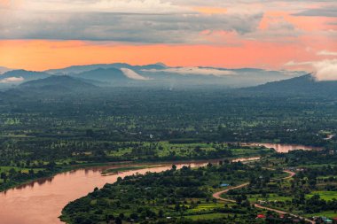 Sunset hill ve Nong Khai Mekong Nehri manzaraya arkasında