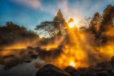 Sabah güneşi, Kaplıcalar ve sis Chae oğlu Milli Parkı ili Lampang, Thailand