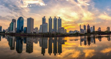Bangkok, Tayland Benjakit igarden binada yansıması