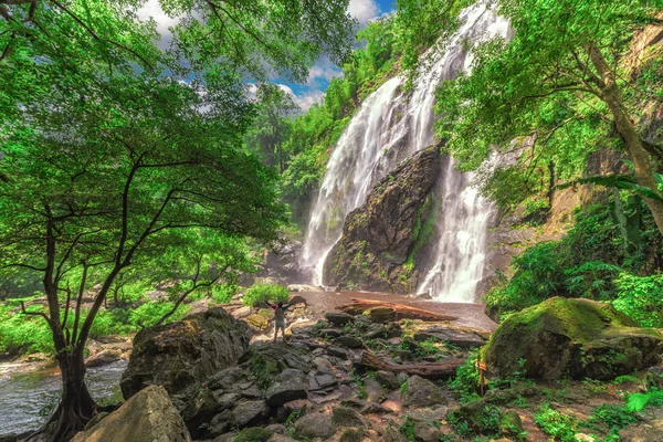 Khlong Lan şelale doğal konumlar Tayland. Ve çok güzel.