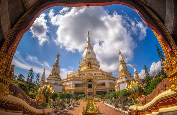 A beleza de Chai Mongkol Chedi em Wat Pha Nam Thip Prasit Wanaram, Roi Et Province . — Fotografia de Stock