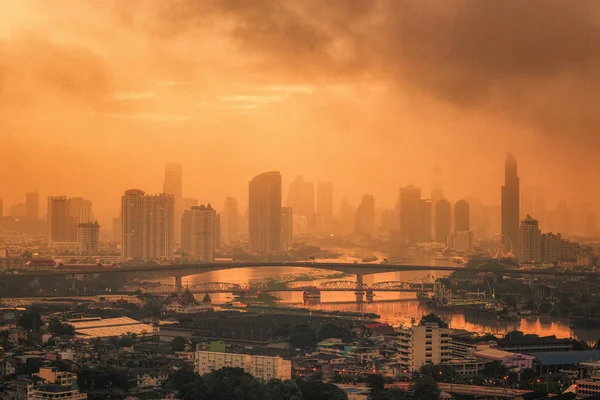 Widok na panoramę Bangkoku oraz rzekę Menam rano. — Zdjęcie stockowe