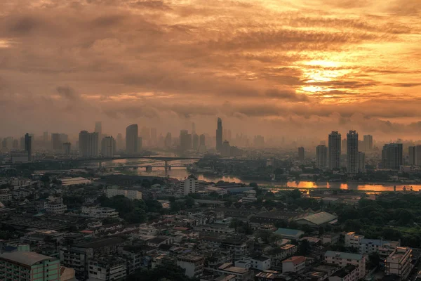 Utsikt över Bangkok stadsbild och Chao Phraya-floden på morgonen. — Stockfoto