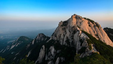 Seoul, Güney Kore, Milli Parkı Bukhansan sabah Baegundae en yüksek Dağları