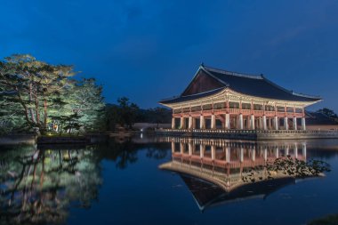 Gyeongbokgung Sarayı, gece, Güney Kore, bir işaret sarayının 'Gyeongbokgung' adını taşıyan