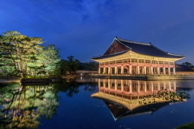Gyeongbokgung Sarayı, gece, Güney Kore, bir işaret sarayının 'Gyeongbokgung' adını taşıyan