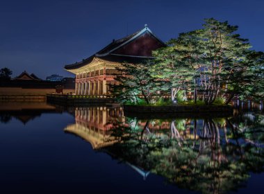 Gyeongbokgung Sarayı, gece, Güney Kore, bir işaret sarayının 'Gyeongbokgung' adını taşıyan