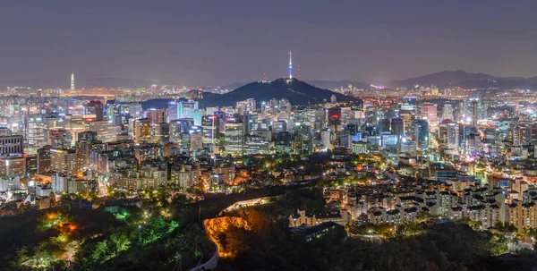 Ciudad de Seúl y torre namsan por la noche en Seúl, Corea —  Fotos de Stock