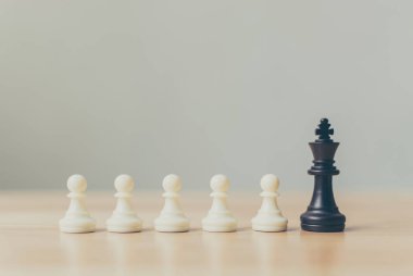 Farklı piyon satranç tahtası oyunu, Liderlik işi, Eşsiz, Farklı düşün, Bireysel ve kalabalık konseptinden farklı