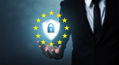 İş adamı el ele tutuşması genel veri koruma düzenlemesi (Gdpr) ve anahtar simgesi olan kalkan