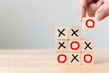 İş pazarlama stratejisi planlama konsepti. Tahta blok tik parmak masa üzerinde tahta masa oyunu