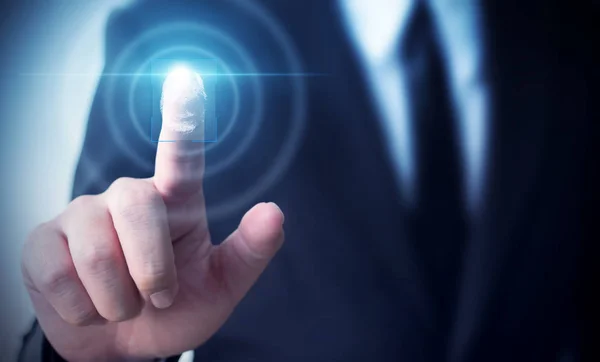 Businessman tocar la identidad biométrica de la huella dactilar de la exploración de pantalla para confirmar, concepto de datos de seguridad de protección — Foto de Stock