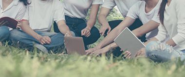 Çeşitlilik dostluğu toplantısı. Beyin fırtınası yapan bir ekip çalışanı.