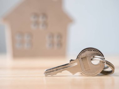 Ahşap ev geçmişe sahip ev anahtarı bulanık, gayrimenkul ve emlak yatırımı ve ev ipoteği finansal konsepti