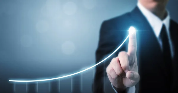 Vállalkozásfejlesztés a siker és a növekvő növekedési koncepció, Businessman mutató nyíl grafikon vállalati jövőbeli növekedési terv — Stock Fotó