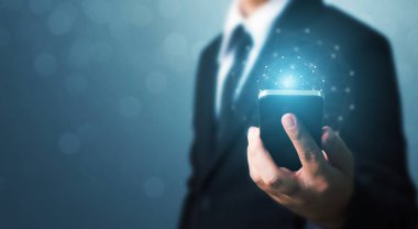 Sosyal ağ ve dünya teknolojisi bağlantı konsepti, iş adamı cep telefonu ile küresel ağ bağlantısı