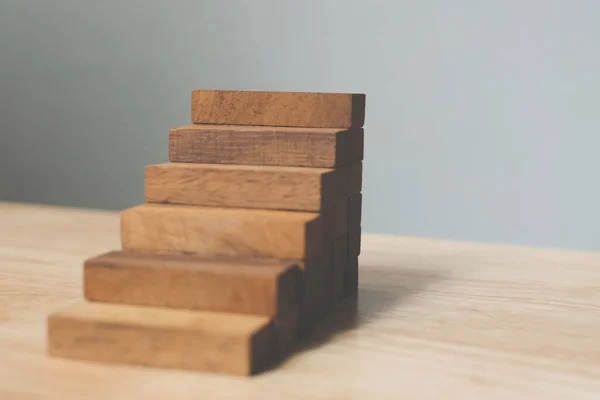 Bloque de madera apilado como escalera de escalón. Escalera concepto de trayectoria profesional para el proceso de éxito del crecimiento empresarial —  Fotos de Stock