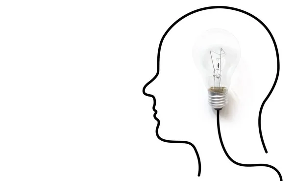 Ideas de pensamiento creativo concepto de innovación cerebral. Bombilla de luz sobre fondo blanco con cabeza de dibujo humano —  Fotos de Stock