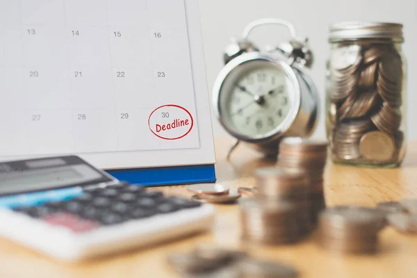 Adófizetési idény és finanszírozás adósságbehajtási határidő koncepció. Pénzérmék halom, naptár, számológép és óra — Stock Fotó