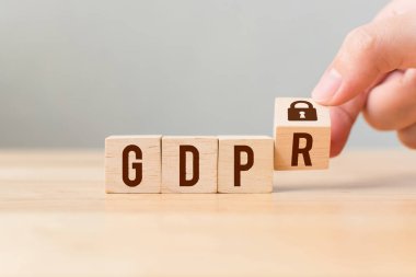 GDPR sözcüğüyle ahşap bloğu elle çevirin. Hukuki AB kavramını kabul edin. Bilgi genel veri koruma düzenlemesini koruyun ve anahtar simgeyi imzalayın