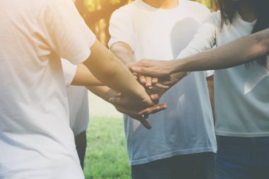Takım çalışması konsepti birleştirir. Gönüllü hayır işi yapma gücü. Bir yığın insanın eli.