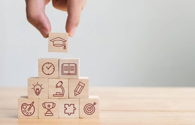 Egitim simgesiyle ahşap blokları elle düzenleme. Bilgi mezuniyet diyagramı
