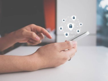 Cep telefonunuzdaki veri koruması ve güvenlik önemli bilgileri akıllı telefon ve simge anahtarı kullanan kadın eli