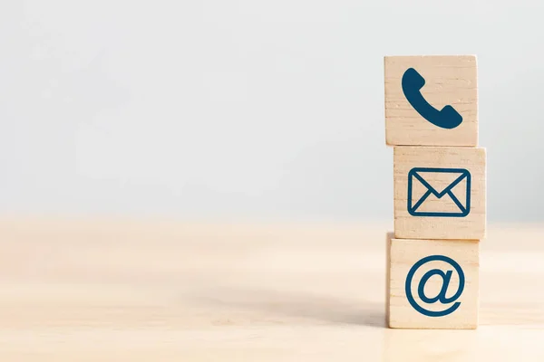 Tahta blok küp sembolü telefon, e-posta, adres. Web sitesi bizimle ya da e-posta pazarlama konseptiyle iletişime geçin