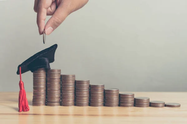 Conceito Bolsa Estudo Mão Homem Mulher Colocando Moedas Passo Pilha — Fotografia de Stock