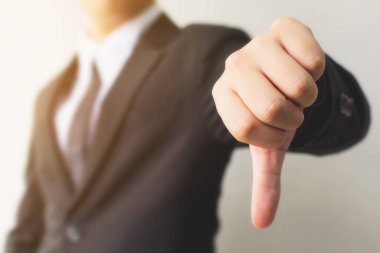 İşadamı el işareti işareti gösteriyor. Hoşlanmamak ya da kötü fikir