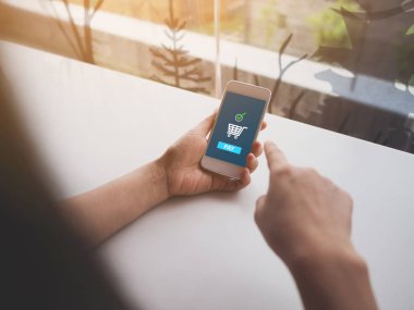 Çevrimiçi ödeme mobil teknolojisi kavramı. Lokantada akıllı telefon kullanan bir kadının paralı telefon, mobil bankacılık başvurusu