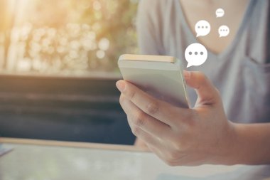 Cep telefonunda yazı yazan bir kadın eli. Uygulama iletişimi dijital medya web sitesi ve sosyal ağ üzerinden canlı sohbet