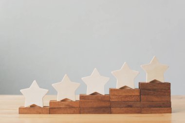 Masada beş yıldızlı ahşap bir şekil var. En iyi iş hizmetleri derecelendirme müşteri deneyimi konsepti