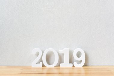 Mutlu yıllar 2019, tahta masa üzerinde beyaz duvar arkaplanlı tahta malzeme, boşluğu kopyala